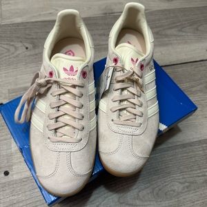 Women’s Adidas Gazelle shoes size 6